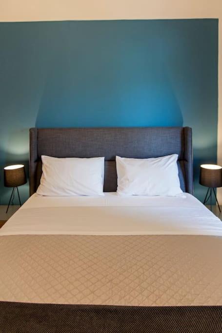 Minimal Loft Art With Sea View Over Heraklion Harbour Bagian luar foto
